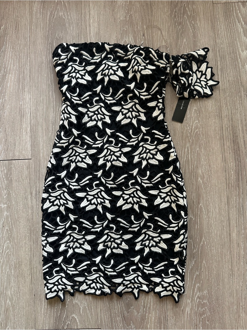 NWT Lulu’s Black & White One-Shoulder Lace Fitted Mini Dress